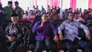 Ketua Gerakan Suluh Kebangsaan Mafud MD (kanan) bersama Bupati Banyuwangi Abdullah Azwar Anas (tengah) saat penutupan Jelajah Kebangsaan di Stasiun Banyuwangi, Jatim, Jumat (22/2). Acara ini berlangsung pada 18-22 Februari 2019. (Liputan6.com/JohanTallo)