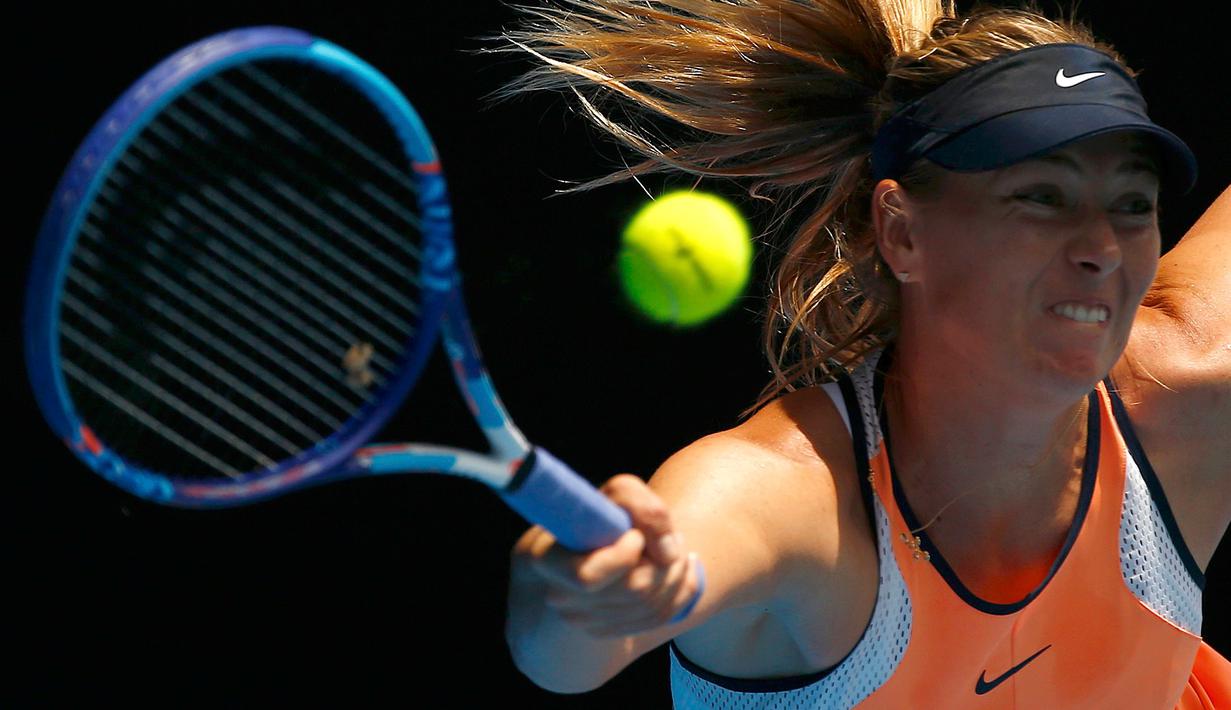 Maria Sharapova berusaha mengembalikan bola pukulan petenis Amerika Serikat, Serena Williams pada perempat final turnamen tenis Australia Open 2016 di Melbourne Park (26/1). Williams Kalahkan Sharapova 6-4, 6-1. (REUTERS/Thomas Peter)