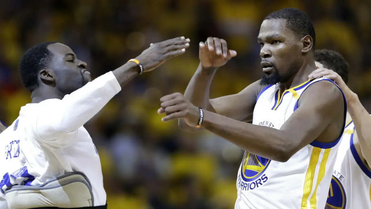 Forward Golden State Warriors, Kevin Durant (kanan).