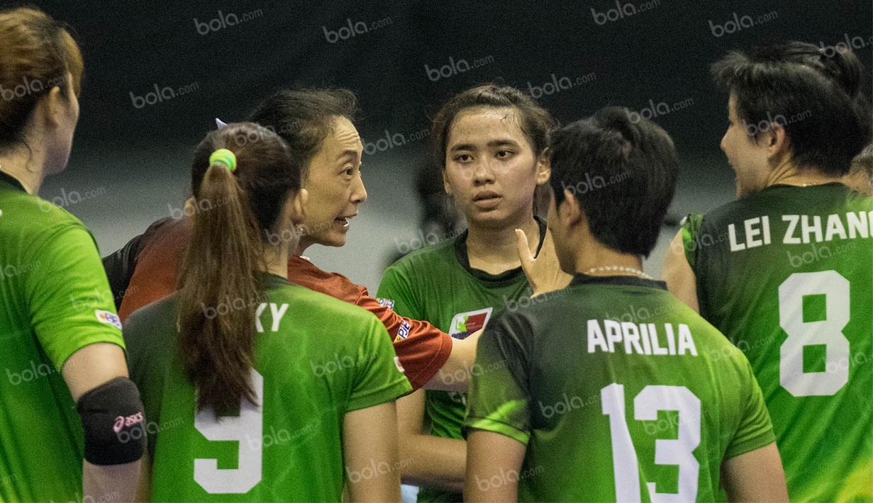 Pelatih Jakarta Elektrik PLN, Tien Mei, memberikan instruksi kepada anak asuhnya saat melawan Jakarta Pertamina Energi. Hasil ini membuat rekor pertemuan kedua tim pada Proliga musim ini menjdi 2-2. (Bola.com/Vitalis Yogi Trisna)