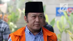 Bupati Lampung Selatan nonaktif Zainudin Hasan berjalan menuju gedung KPK untuk jalani pemeriksaan lanjutan, Jakarta, Sabtu (15/8). Adik Ketua MPR Zulkifli Hasan ini diperiksa terkait proyek infrastruktur di Kab Lampung Selatan. (Merdeka.com/Dwi Narwoko)