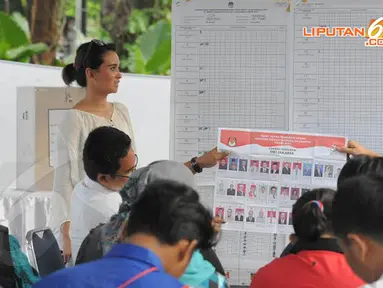 Jika banyak artis seusianya mulai menjadi Caleg, Ayushita justru memilih menjadi Juri Tulis TPS (Liputan6.com/Herman Zakharia)