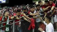 Suporter menyemangati striker Timnas Indonesia, Beto Goncalves, usai dikalahkan Singapura pada laga Piala AFF di Stadion Nasional, Singapura, Jumat (9/11). Singapura menang 1-0 atas Indonesia. (Bola.com/M. Iqbal Ichsan)