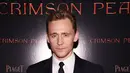 Film Crimson Peak mengisahkan tentang Edith Cushing (Mia Wasikowska) memilih hidup dengan Thomas Sharpe (Tom Hiddleston) di kastil tua. Namun, Edith justru menemukan banyak kejanggalan di tempat tersebut. (AFP/Bintang.com)
