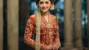 Melihat lagi megahnya kebaya-kebaya pernikahan Erina Gudono bersama Kaesang. Salah satunya adalah kebaya merah ini. Kebaya merah panjang dengan garis leher V memiliki motif brokat super cantik berpayet emas, gemerlap indah bersama dengan bros dan aksesori lain yang dikenakan bersamaan oleh Erina. Foto: Instagram.