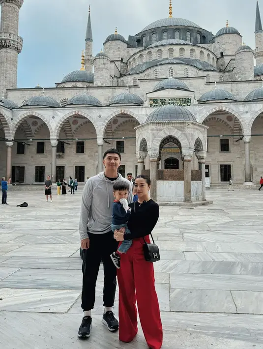 Nggak sendirian, momen liburan kali ini tentu bersama keluarga kecilnya. [Foto: IG/nikitawillyofficial94]