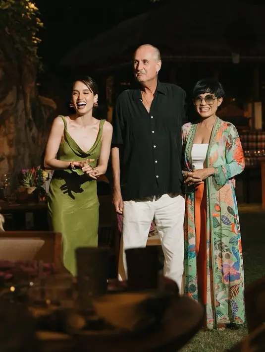 <p>Rambutnya diikat ke belakang. Ibundanya mengenakan outer bermotif. Sang ayah yang sedang ulang tahun pun mengenakan kemeja hitam. [@claurakiehl]</p>