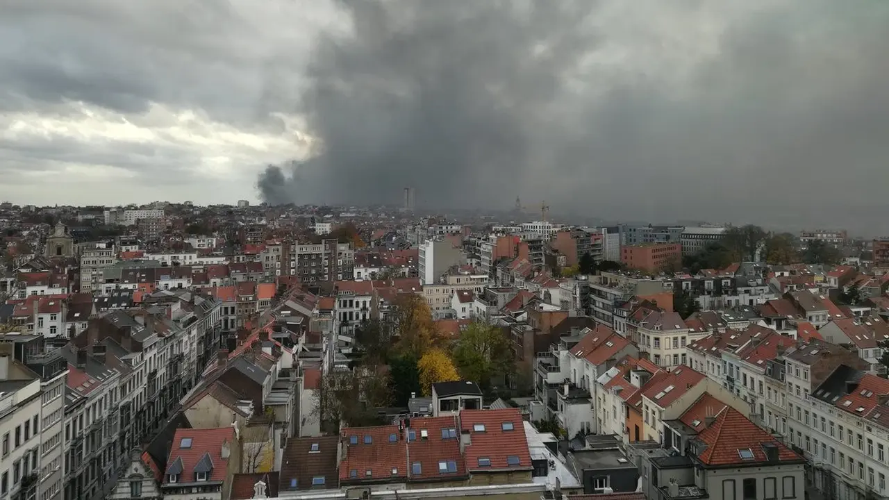 Kebakaran pabrik wafel di Brussel, Belgia (23/11/2017) (Twitter/@TizBreda)