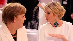 Putri Presiden Amerika Serikat Donald Trump, Ivanka Trump (kanan) berbincang dengan Kanselir Jerman Angela Merkel saat menghadiri acara makan malam di Berlin, Jerman (25/4). (AP Photo/Michael Sohn, pool)