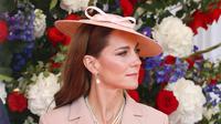 Kate Middleton menyambut Presiden Prancis Emmanuel Macron dan istrinya, Brigitte Macron, saat tiba di RAF Northolt, sebelah barat London, pada 8 Juli 2025, pada hari pertama kunjungan kenegaraan tiga hari ke Inggris. (Chris Jackson/POOL/AFP)