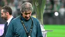 Pelatih Real Betis, Manuel Pellegrini tertunduk lesu setelah gagal menjuarai UEFA Conference League akibat kekalahan 1-4 dari Chelsea dalam laga final yang berlangsung di Tarczynski Arena, Wroclaw, Polandia, Kamis (29/05/2025) dini hari WIB. (AFP/Sergei Gapon