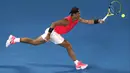 Petenis Spanyol, Rafael Nadal berusaha mengembalikan bola Nick Kyrgios dari Australia selama pertandingan tunggal putaran keempat di kejuaraan tenis Australia Terbuka di Melbourne, Australia (27/1/2020). Nadal berhasil menembus babak perempat final Australian Open 2020. (AP Photo/Andy Wong)