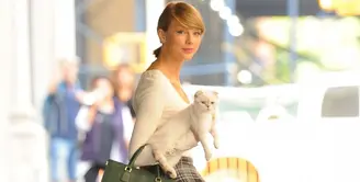 Taylor Swift akan ditemani oleh kucingnya, Olivia Benson, dalam turnya. Tentu saja hal itu menjadi cerita unik tersendiri! (ABC News)
