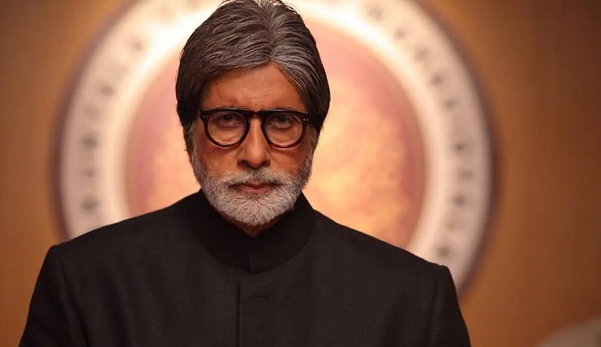 Amitabh Bachchan sudah berkarier selama 50 tahun di dunia hiburan Bollywood. Pada 2015, ia mengalami cedera punggung saat syuting film. Namun ia tetap melanjutkan syuting sampai selesai. (Foto: indianexpress.com)