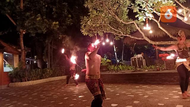 Tarian Api Penutup Malam Minggu di Nusa Dua Bali