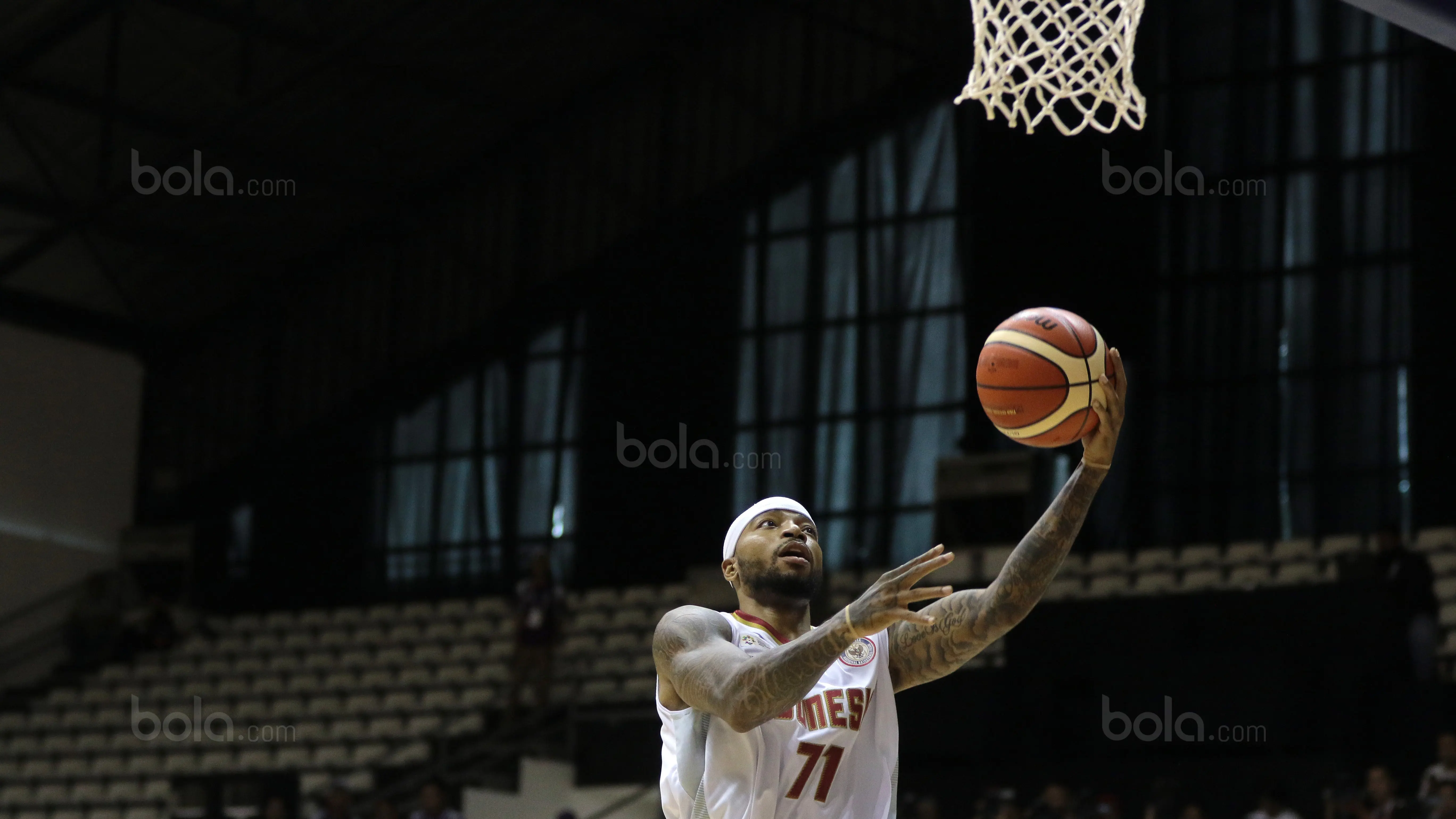 Pemain Timnas Basket Indonesia, Jamarr Jhonson melakukan lay up saat melawan Timor Leste pada laga perdana test event Basketball Asian Games 2018 di Hall A Senayan, Jakarta, Rabu (8/2/2018).  (Bola.com/Nicklas Hanoatubun)