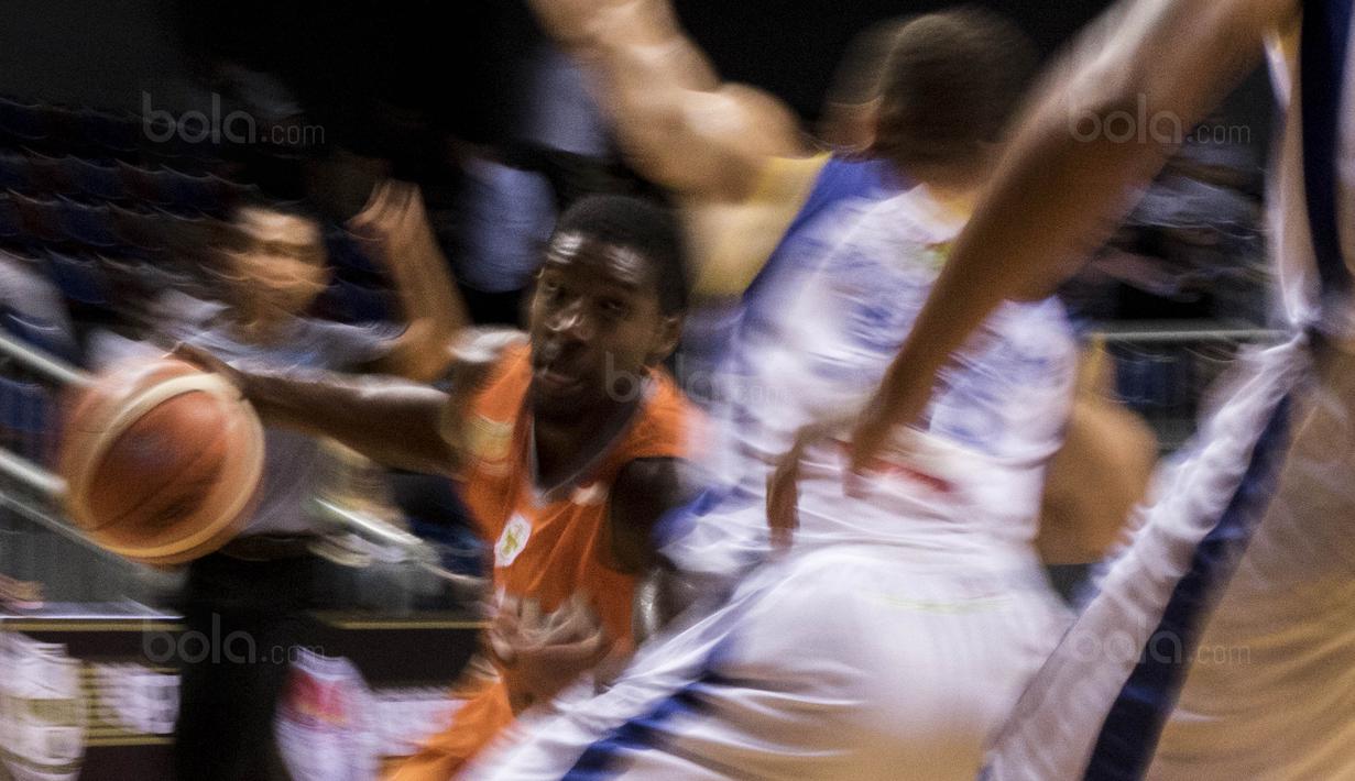 Pebasket NSH, Brachon Griffin, berusaha melewati pebasket Satria Muda, Kevin Bridgewaters, pada laga Perbasi Cup 2017 di Britama Arena, Jakarta, Rabu (8/11/2017). Satria Muda menang 83-67 atas NSH. (Bola.com/Vitalis Yogi Trisna)