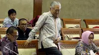 Menteri Perdagangan, Enggartiasto Lukita jelang rapat kerja dengan Komisi VI DPR di Komplek Parlemen, Senayan, Jakarta, Selasa (14/2). Rapat tersebut membahas harga cabe dan daging sapi yang sempat melonjak tinggi. (Liputan6.com/Johan Tallo)