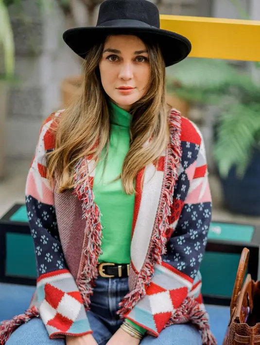Wanita 38 tahun ini juga terlihat memadukan jumpsuit pendeknya dengan jaket denim. Bahkan, ia juga memilih menggunakan aksesoris gelang dan hand bag serta sneakers untuk menunjang penampilannya. (Liputan6.com/IG/@lunamaya)