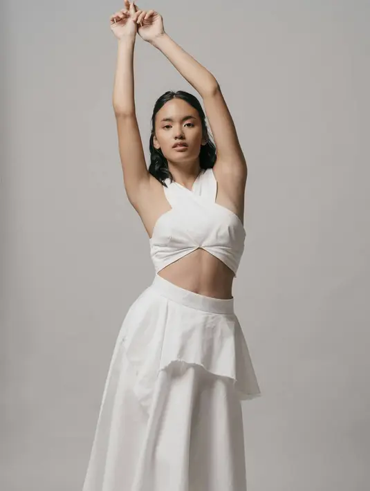 Dalam salah satu sesi foto, perempuan yang kerap disapa Winda tampil manis dalam balutan white dress dan riasan minimalis. Rambutnya yang diikat setengah dengan rapi membuat wajahnya terlihat segar. Dalam sesi ini Winda menggunakan riasan minimalis. Tak heran jika ia terlihat lihai berpose. (Instagram/arawindak)