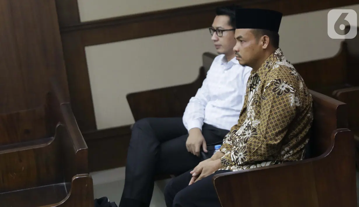 Tersangka dugaan suap ke Gubernur Kepri nonaktif Nurdin Basirun, Abu Bakar (baju batik) jelang menjalani sidang dakwaan di Pengadilan Tipikor, Jakarta, Rabu (2/10/2019). Abu Bakar didakwa membantu pengusaha Kock Meng memberikan suap terkait izin pemanfaatan laut. (Liputan6.com/Helmi Fithriansyah)