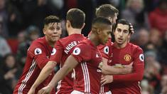 Para pemain Manchester United merayakan gol Henrikh Mkhitaryan (kanan) saat melawan Tottenham Hotspur pada lanjutan Premier League di Old Trafford, Manchester, (11/12/2016). (AFP/Oli Scarff)