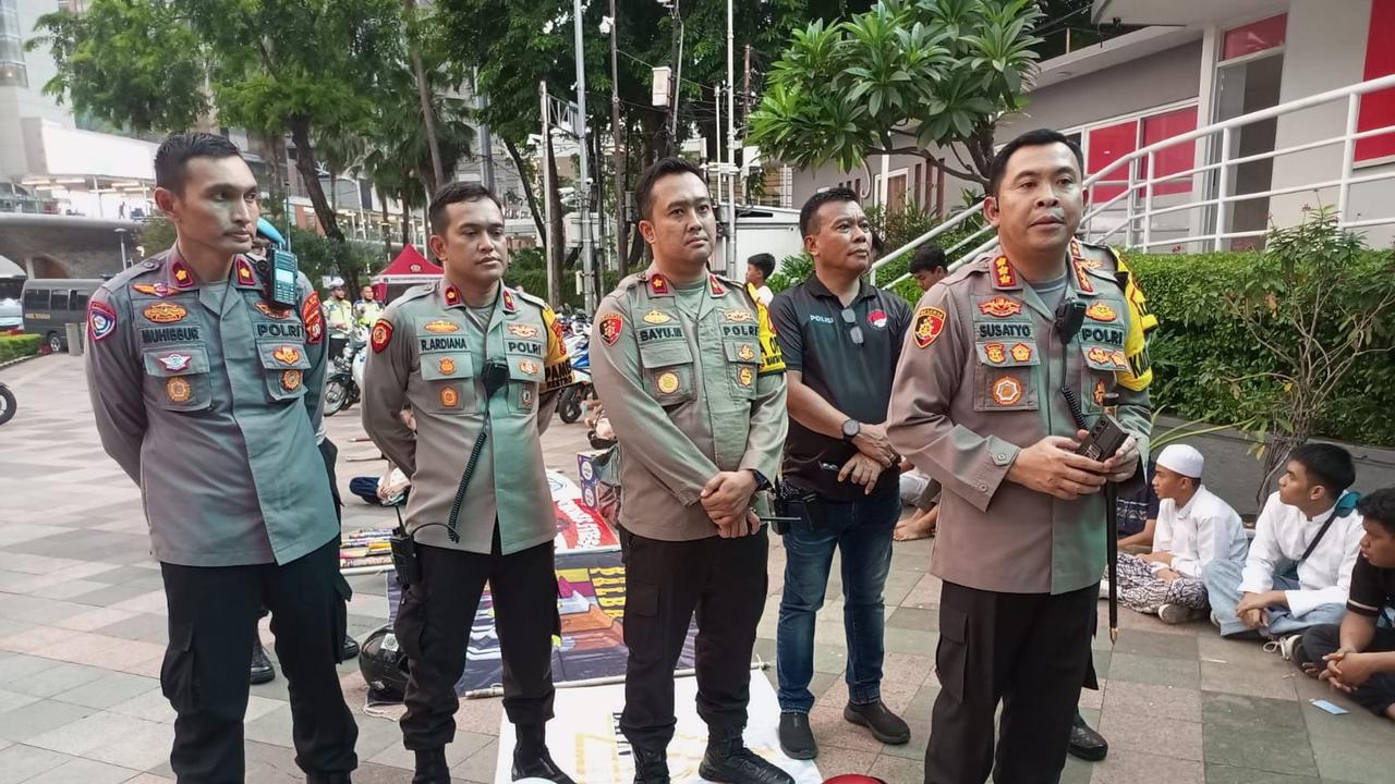 Polres Metro Jakpus mengamankan 140 pelajar yang diduga hendak tawuran dengan modus bagi-bagi takjil. Mereka diamankan pada Selasa (2/4/2024) sore.