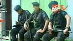 Aparat kepolisian di Ambon, Maluku hingga Sabtu (10/7) siang ini, masih berjaga-jaga di lokasi bentrok antar warga di Desa Batumerah yang terjadi Jum'at malam tadi. 
