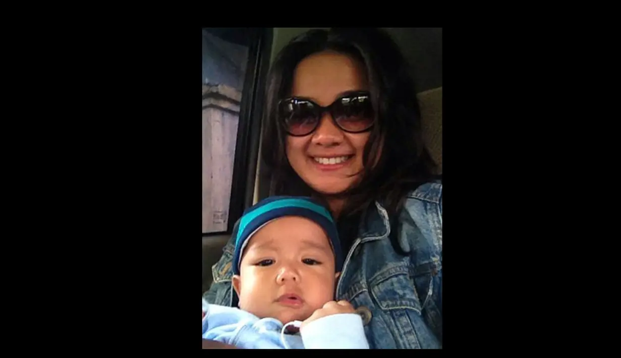 Nirina Zubir dan Ernest Cokelat memberikan nama Elzo Jadden Anvaya. Arti nama Elzo Jadden Anvaya ternyata diambil dari bahasa Sansekerta yang artinya rasa syukur atas kebaikan (Istimewa)