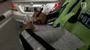 Polisi memberikan surat tilang kepada pengemudi mobil berpelat nomor genap di Jalan S Parman, Jakarta, Rabu (1/8). Polisi hari ini mulai memberlakukan sanksi tilang kepada pelanggar aturan di kawasan perluasan ganjil genap (Liputan6.com/Johan Tallo)