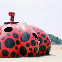 Salah satu Labu Raksasa karya Yayoi Kusama di pulau Naoshima | unsplash.com/@rena07