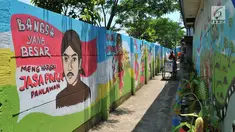 Kondisi sebuah gang yang dihiasi warna-warni mural di Kelurahan Rorotan, Jakarta, Kamis (29/3). Gang Bulak I yang terletak di RW 13 Kelurahan Rorotan tersebut kini lebih dikenal dengan sebutan 'Gang Mural'. (Merdeka.com/Iqbal S Nugroho)