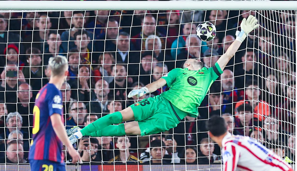 Kiper Barcelona, Joan Garcia, gagal menghalau tendangan bebas pemain Atletico Madrid, Julian Alvarez, pada leg pertama perempat final Liga Champions 2025/2026 di Stadion Camp Nou, Kamis (9/4/2026). (AFP/Josep Lago)
