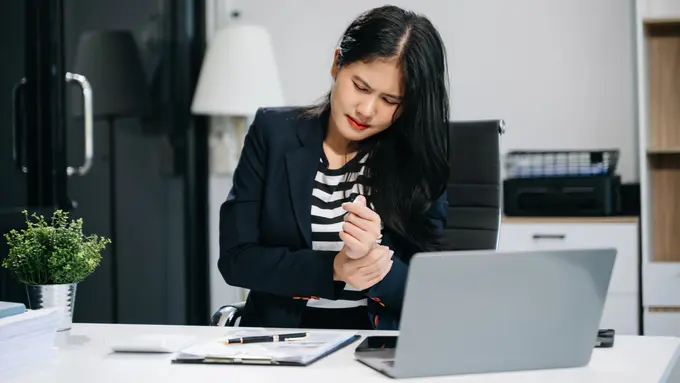 Sering Kram dan Kesemutan di Usia Muda? Bisa Jadi Ini Alarm dari Tubuh