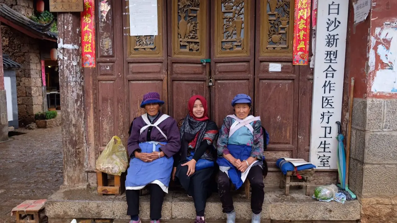 Dewi Choiriyah berfoto bersama suku Naxi di Baisha Village. (Dok. Dewi Choiriyah)
