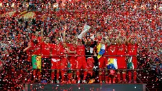 Para pemain Sevilla bergembira mengangkat trofi juara Liga Europa 2015 usai mengalahkan Dnipro di final di Stadion Narodowy, Polandia, Kamis (28/5/2015). Sevilla memecahkan rekor meraih trofi Liga Europa terbanyak, yakni empat gelar. (Reuters/Carl Recine)