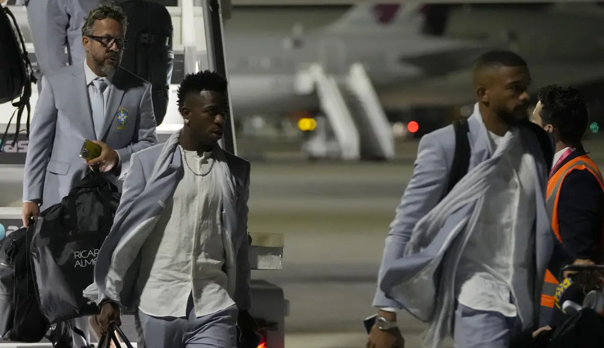 Pemain Brasil Vinicius Junior (tengah) tiba bersama rekan setimnya menjelang Piala Dunia mendatang di bandara Internasional Hamad di Doha, Qatar, Sabtu (19/11/2022). Penerbangan Amerika Selatan dari Turin di Italia tempat timnas Brasil bermarkas minggu ini mendarat sekitar pukul 23:00 waktu setempat (21:00GMT). (AP Photo/Hassan Ammar)