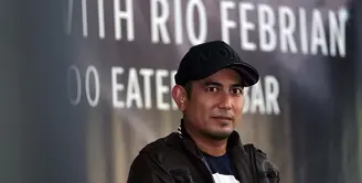 Musisi Rio Febrian yakin Timnas Indonesia bisa menang melawan Thailand dalam laga final piala AFF 2016. Partai final leg pertama akan berlangsung di Indonesia hari ini, Rabu (14/12) petang. (Deki Prayoga/Bintang.com)