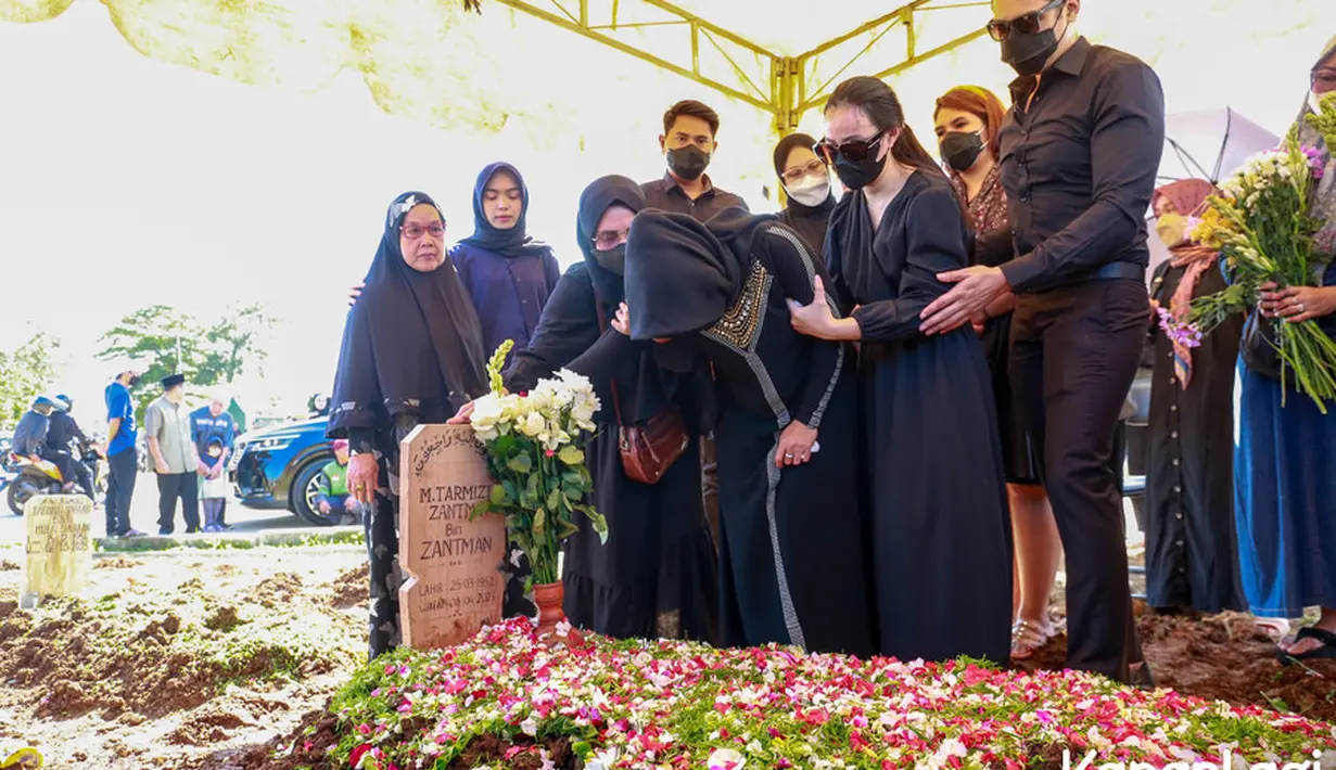 Setelah proses pemakaman selesai dilanjutkan dengan tabur bunga dari keluarga dan saudara. Asmirandah mengungkapkan ayahnya sudah tak sakit lagi.  [Foto: KapanLagi.com/Muhammad Akrom Sukarya]