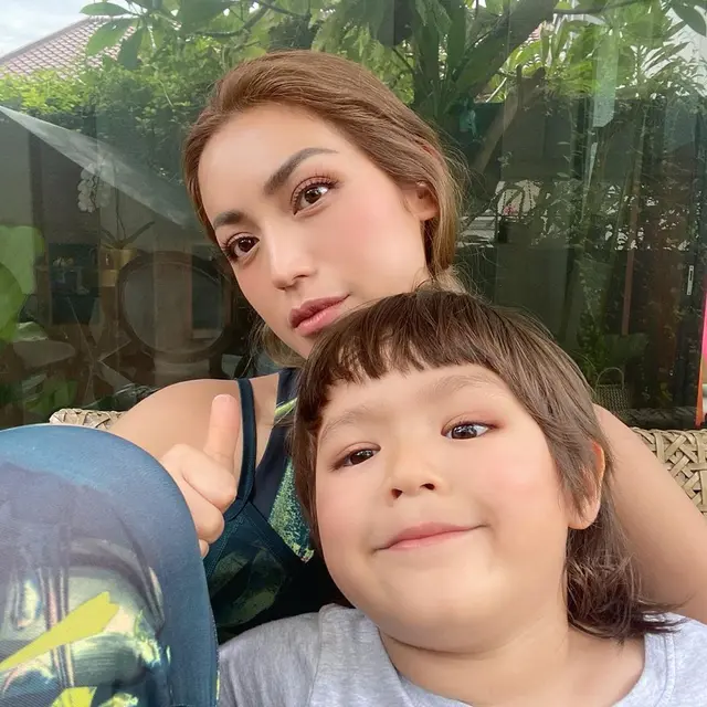6 Potret Kebersamaan Jessica Iskandar dan El Barack, Selalu Ada untuk Sang Mama