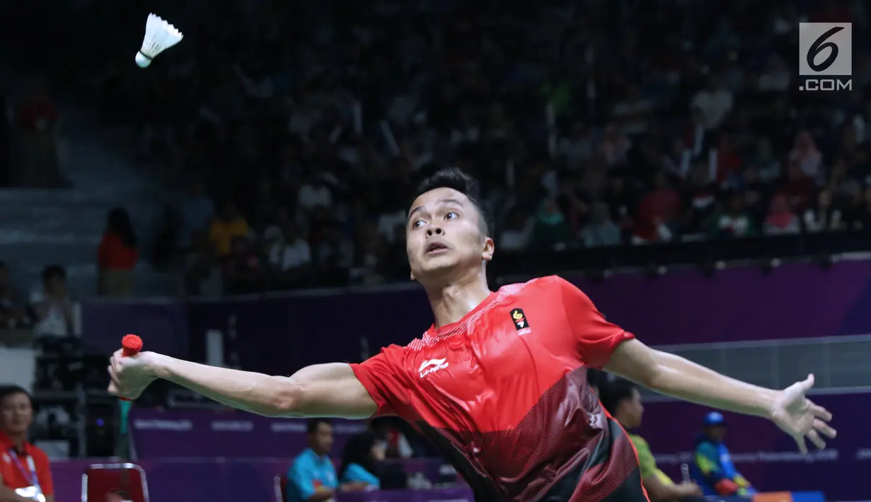 Tunggal putra Indonesia, Anthony Sinisuka Ginting mengembalikan kok ke arah pemain India, Srikanth Nammaiwar Kidambi pada perempat final Bulutangkis Beregu Putra Asian Games 2018 di Jakarta, Senin (20/8). (Liputan6.com/Helmi Fithriansyah)
