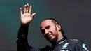 Pembalap Inggris dari tim Mercedes AMG Petronas F1, Lewis Hamilton melambaikan tangan untuk upacara podium setelah Grand Prix Belgia di Sirkuit Spa-Francorchamps, 28 Juli 2024. (SIMON WOHLFAHRT/AFP)