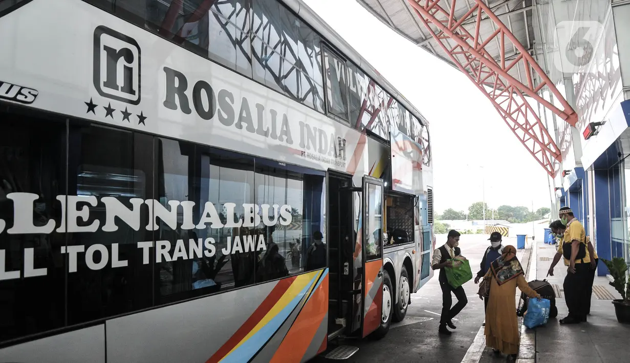 Penumpang bersiap menaiki bus AKAP saat menunggu keberangkatan di Terminal Pulogebang, Jakarta, Rabu (24/11/2021). Salah satu aturannya adalah memerintahkan kepala daerah untuk sosialisasi peniadaan mudik Natal dan tahun baru bagi warga pendatang. (merdeka.com/Iqbal S. Nugroho)