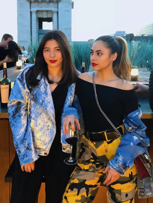 Lihat saja kekompakan Valerie Thomas dan Shaloom Razade saat mengenakan lipstik bold. Penampilan dua gadis ini terlihat begitu sensual. (Foto: instagram.com/valerieethomas)