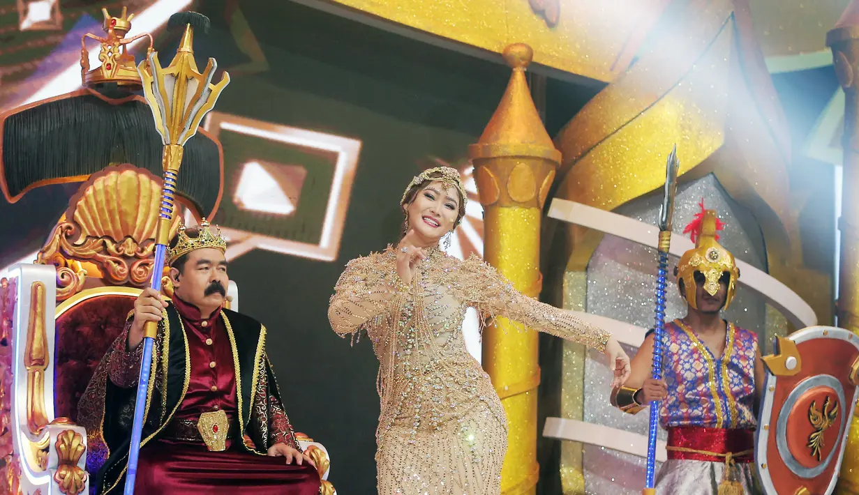 Cipung  yang dipangku Nagita terlihat sangat menikmati penampilan dari Ayu Husna dan Adi Mursalin. Usai penampilan dari pencipta lagu Tercipung-Cipung, Rayyanza diminta memilih salah satu warna dari dua mainan dinosaurus. [Foto: Bambang E. Ros/Fimela.com]