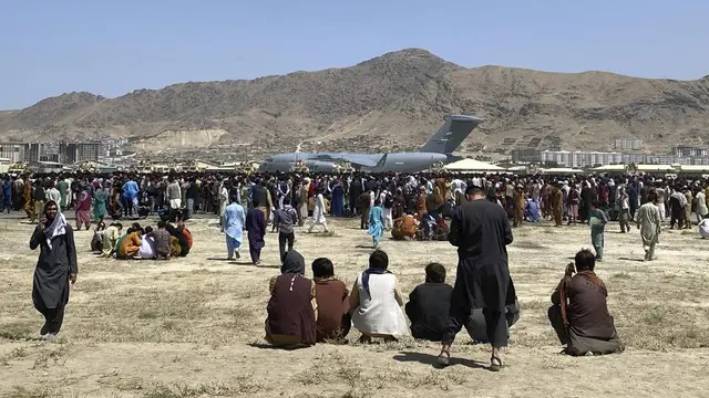 Kondisi bandara internasional Kabul pada Senin (16/8/2021) (AP Photo/Shekib Rahmani)