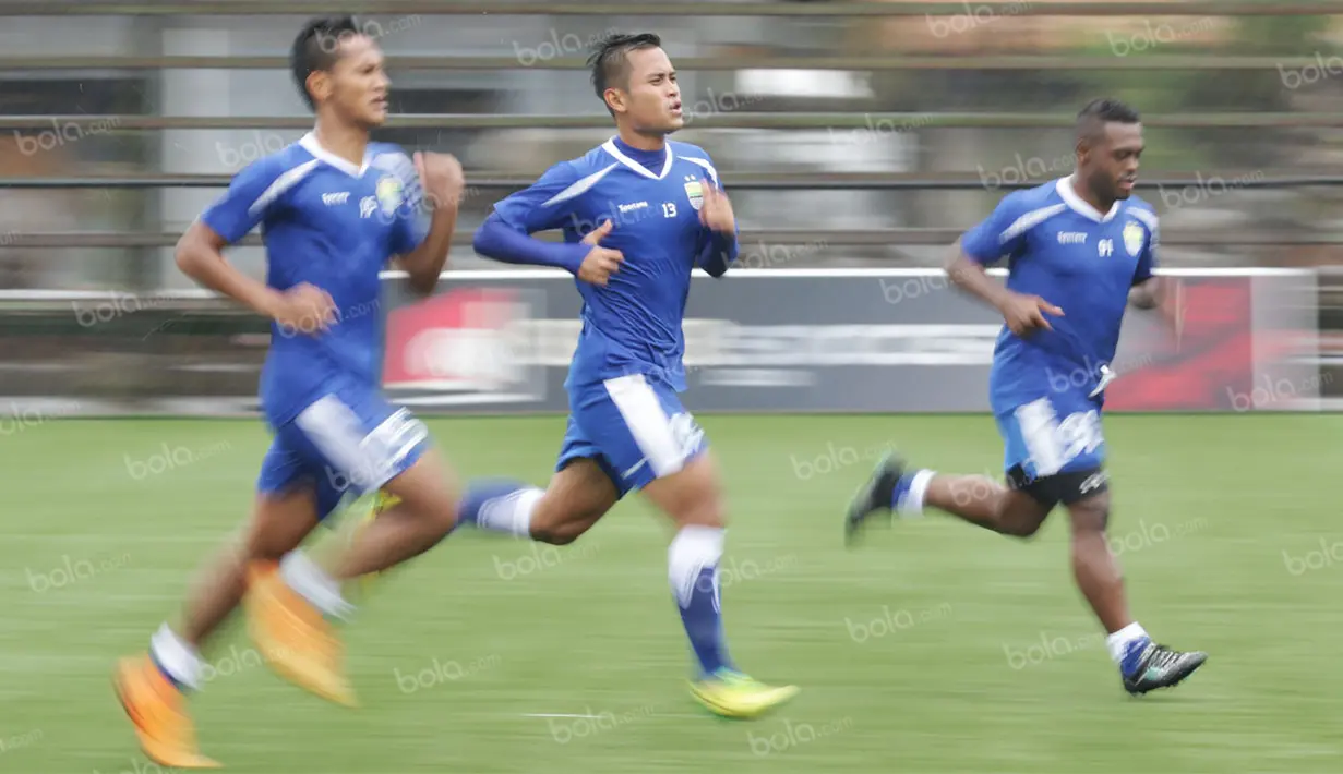 Pemain Persib, Agung Pribadi, melatih kecepatan saat latihan di Lapangan Progresif, Bandung, Senin (3/5/2016). (Bola.com/Vitalis Yogi Trisna)