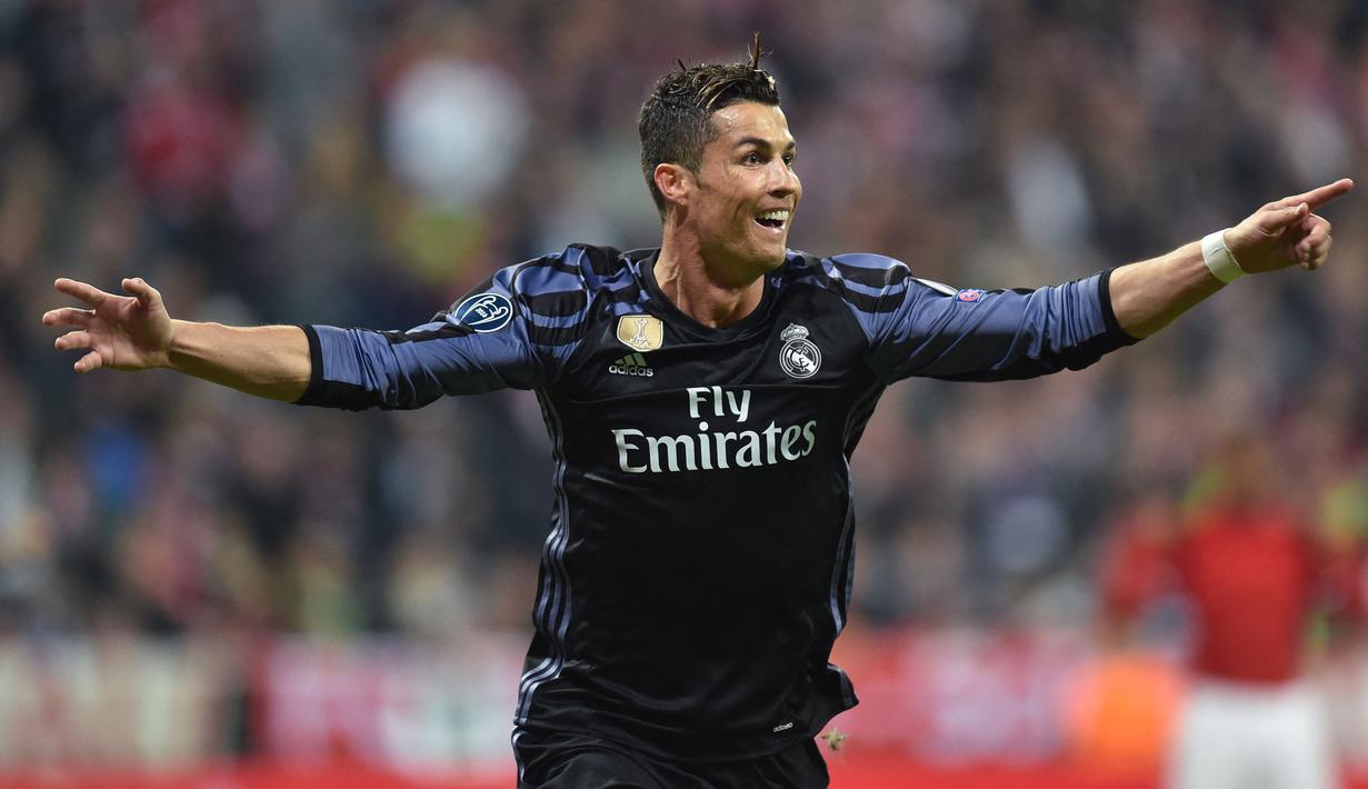 <p>Cristiano Ronaldo merupakan pencetak gol terbanyak dalam sejarah Liga Champions. Bintang asal Portugal tersebut tercatat memenangkan empat trofi Liga Champions bersama Real Madrid. Di fase gugur, Ronaldo juga pernah tercatat sebagai pencetak gol terbanyak sebanyak dua kali. Pada musim 2013/14, ia berhasil melesatkan 8 gol, sedangkan pada musim 2016/17, Ronaldo berhasil mencetak 10 gol. (AFP/Christof Stache)</p>