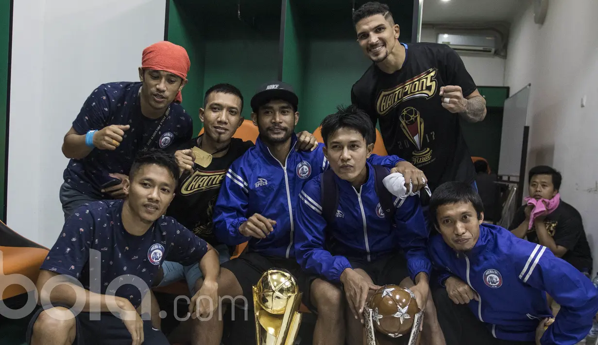 Para pemain Arema FC foto bersama saat merayakan gelar Piala Presiden 2017 di ruang ganti pemain. (Bola.com/Vitalis Yogi Trisna)