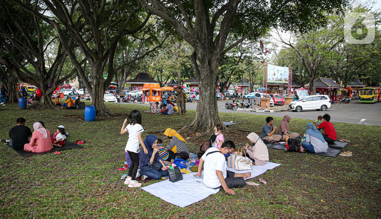 Wisatawan bersantai saat mengunjungi TMII, Jakarta, Kamis (20/8/2020). Libur panjang yang bertepatan tahun baru islam di manfaatkan masyarakat bersama keluarga  berlibur ke sejumlah tempat wisata. (Liputan6.com/Faizal Fanani)